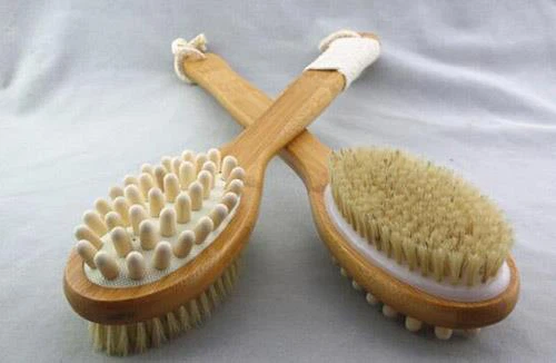 Raspall de dutxa de trossos naturals amb mànec llarg